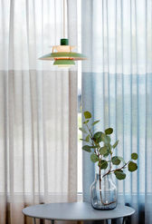 Innovativt gardinstoff med to vevde felt i ulik skjermingsgrad i én og samme bredde.

Det lysere feltet (1 meter bredt) er vevd med tynnere garn som slipper gjennom mer dagslys, mens det tettere feltet (2 meter bredt) gir mer skjerming og er vevd i en garnkvalitet tilsvarende design Solo.