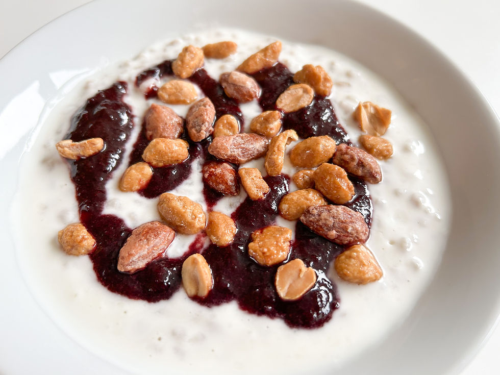 Byggrynsgrøt med kefir, kirsebærsyltetøy og brente mandler