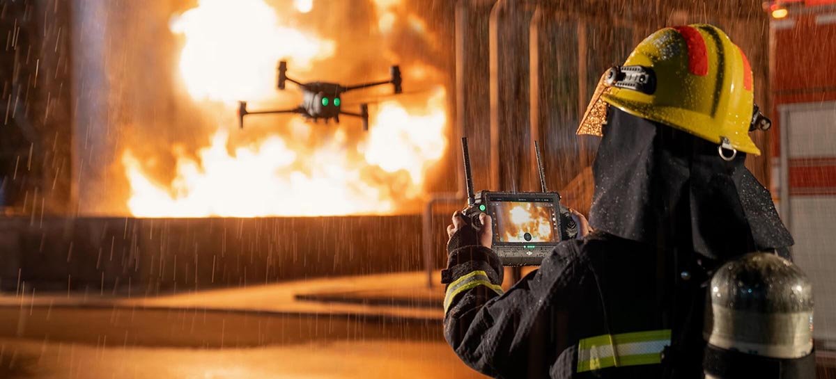 A gigante chinesa dos drones DJI lançou este mês (Março 2022) a solução Série Matrice 30, composta por um Drone de uso profissional, um sistema de gerenciamento de missões completo e uma doca robotizada para o drone.