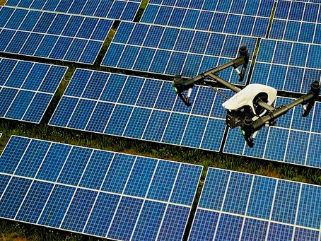 Por meio do uso de drones equipados com câmeras termográficas, é possível detectar falhas em módulos fotovoltaicos com precisão, identificando variações térmicas que revelam problemas invisíveis a olho nu e otimizando a manutenção em usinas solares.