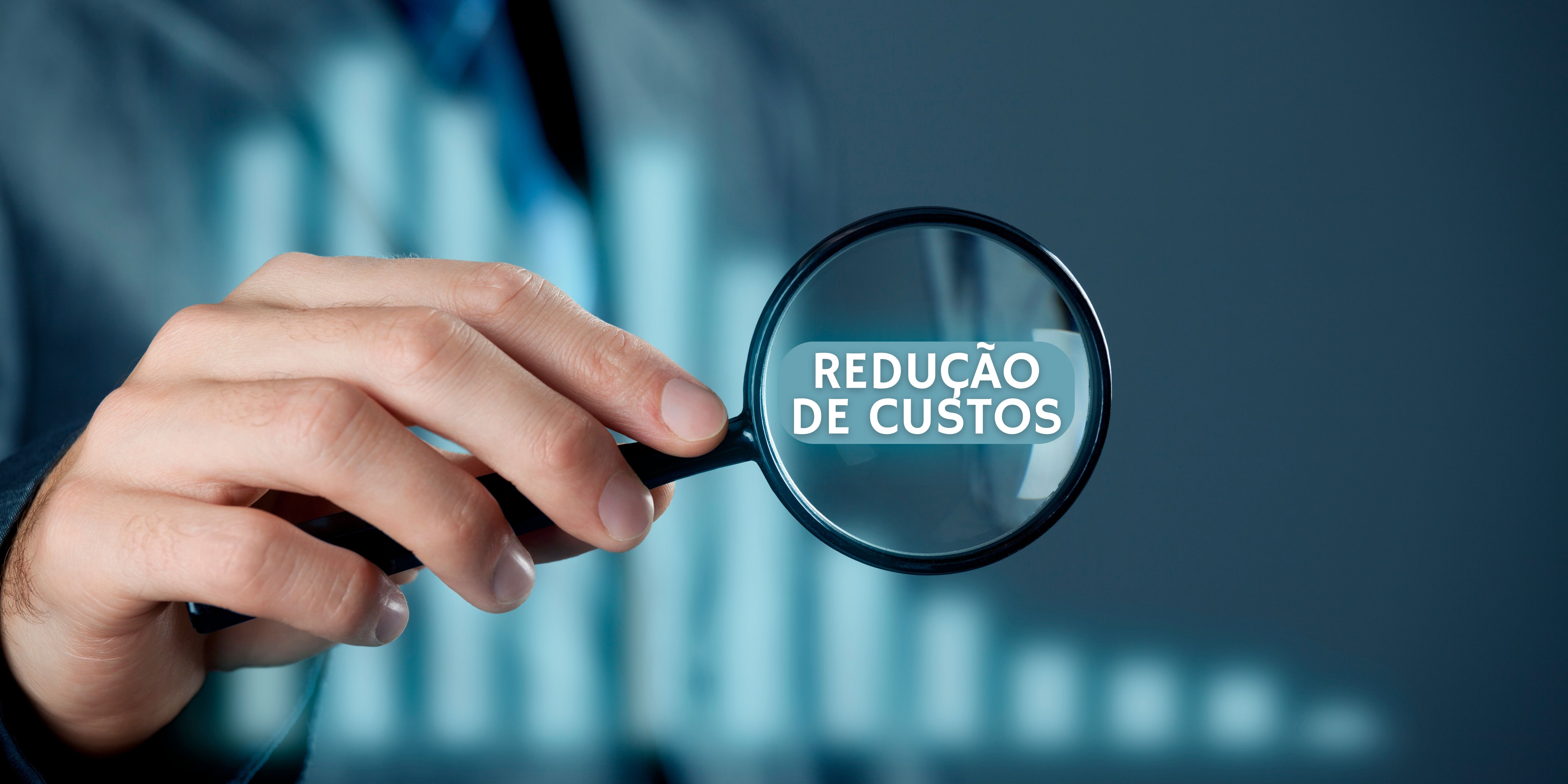 Homem com uma lupa com a frase redução de custos