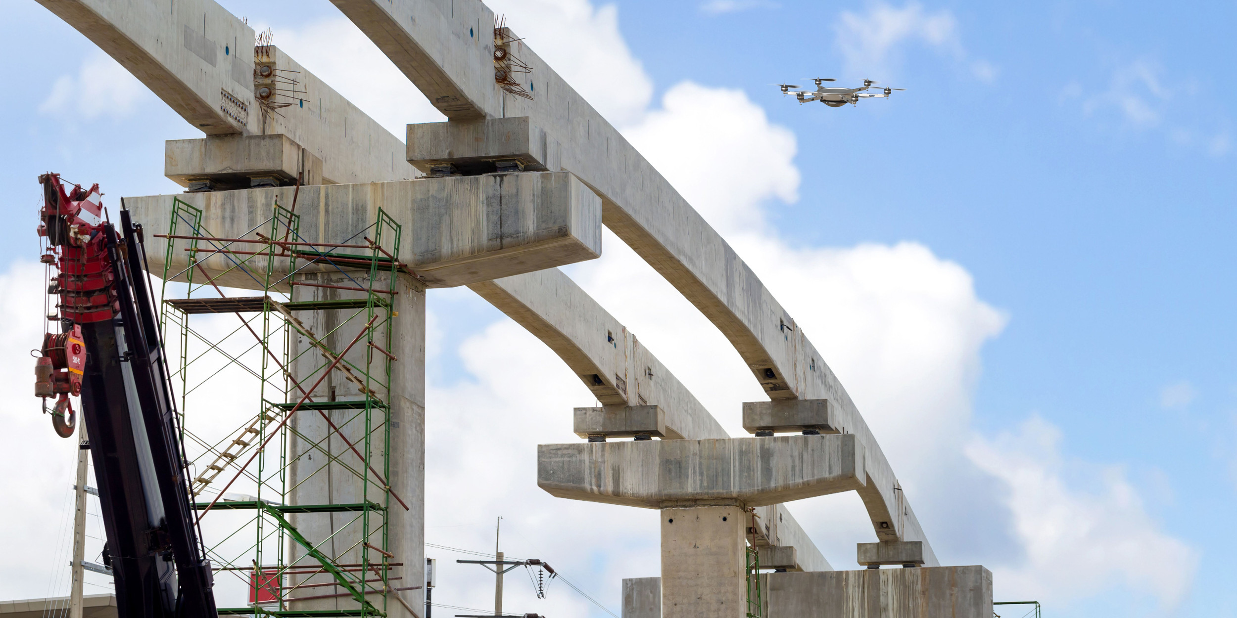 Imagem de drone inspecionando estrutura alta