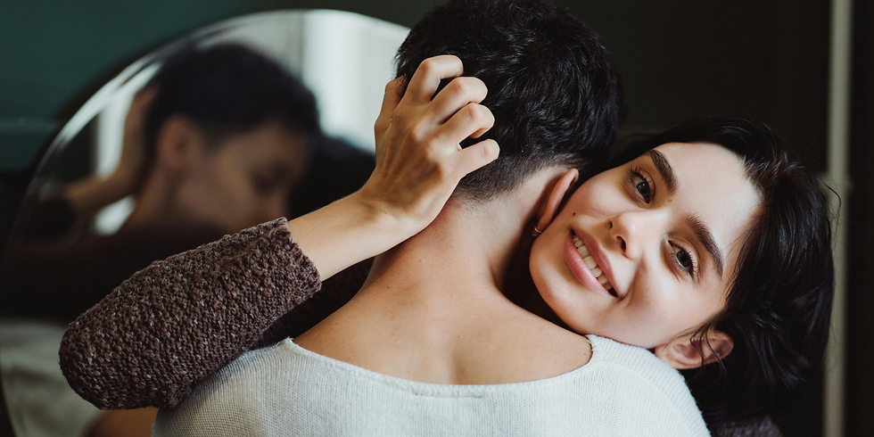 Casa abraçados em frente ao espelho