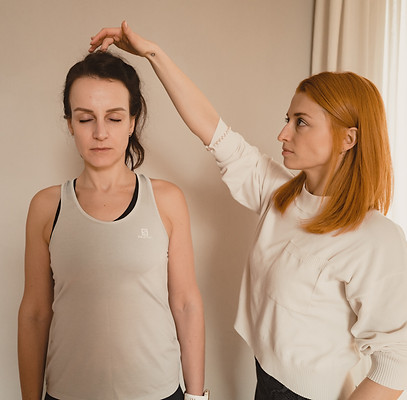 Privat Yoga Dresden: Hier erfährst du mehr über Privat Yoga in Dresden, deiner Yogastunde im Einzelunterricht. Auf dem Bild ist Yogalehrerin Carolin Rieck mit einer Kundin im Privat Yoga abgebildet.