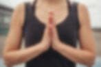 Yoga Dresden & online: Yoga bringt dich in Kontakt zu dir über deinen Körper, deinen Atem und in die Stille. Gern begleite ich dich auf deiner Reise zu dir. Auf dem Foto hat Yogalehrerin Carolin Rieck ihre Hände vor der Brust in Anjali Mudra.