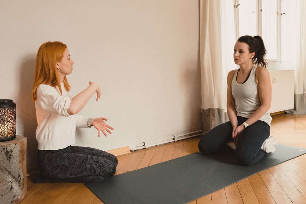 Privat Yoga in Dresden: Kennst du das? Du hast 1000 Dinge im Kopf, bist genervt, gereizt und kommst nicht zur Ruhe? Zeit, den Fokus wieder mehr auf dich zu richten. Auf dem Foto ist Yogalehrerin Carolin Rieck im Gespräch mit einer Privat Yoga Kundin abgebildet.
