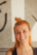 Yoga Dresden Kontakt: Nimm Kontakt mit mir auf und werde all deine Fragen los. Ich freue mich, von dir zu hören. Auf dem Foto ist Yogalehrerin Carolin Rieck zu sehen.