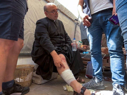 “La Cruz Voló por los Aires”: El Testimonio Escalofriante del Párroco Latinoamericano que Sobrevivió al Bombardeo en Gaza