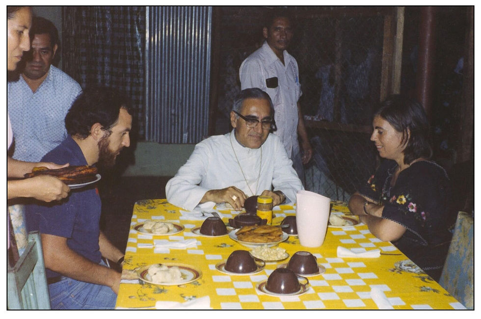 Lejos de los protocolos, Romero solía compartir la mesa con familias humildes, escuchando sus problemas cotidianos. En esos encuentros, más que un arzobispo, muchos encontraban a un pastor cercano, que entendía que la fe también se vive en lo simple.