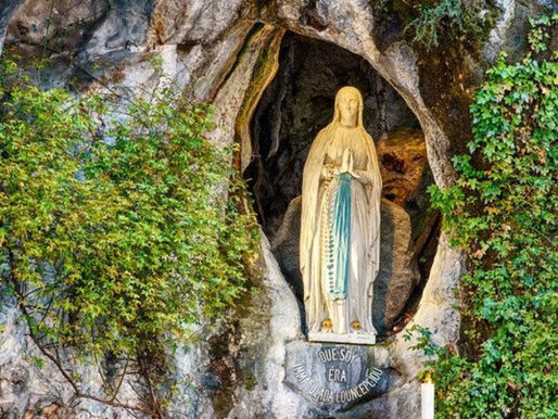 EL DÍA QUE PUEDES QUEDAR BAJO SU MANTO PARA SIEMPRE