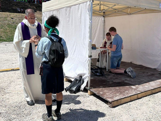 ¡El Cielo Abierto en Roma! Miles de Jóvenes Caen de Rodillas en el Circo Máximo: “Dios Nos Perdona Siempre”