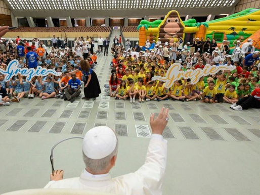 EL DÍA QUE EL PAPA JUGÓ CON LOS NIÑOS (Y HABLÓ DE LA GUERRA)