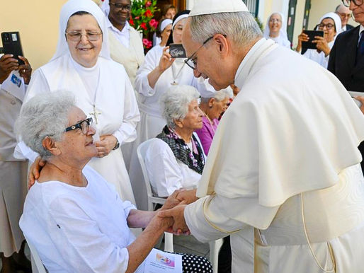 El Papa que Besó las Manos de la Eternidad
