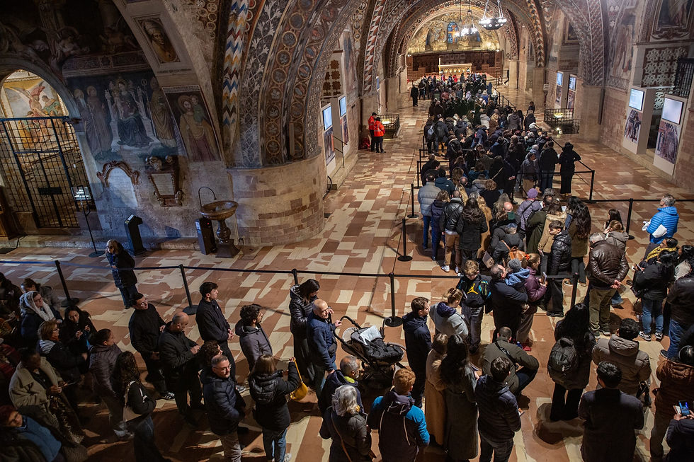 Un promedio de 1.500 personas por hora recorrió la iglesia inferior para orar ante los restos de San Francisco. En un clima de recogimiento y profunda emoción, la Basílica vivió una jornada histórica marcada por la fe y el silencio.