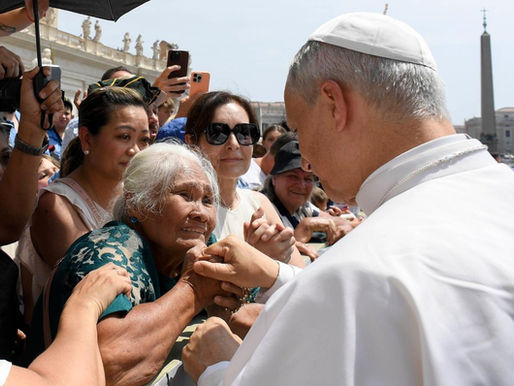 EL PAPA LANZA UNA REVOLUCIÓN CONTRA EL OLVIDO: “VISITAR A UN ANCIANO ES ENCONTRARSE CON JESÚS”