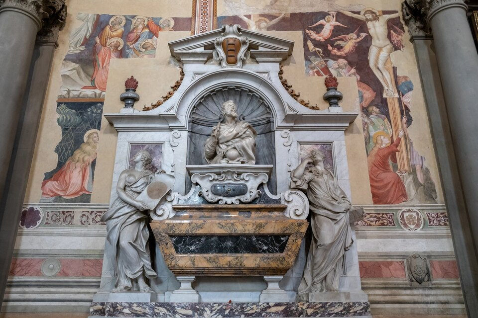 Tumba monumental en la Basílica de Santa Croce. Un impresionante mausoleo en el corazón de Florencia, rodeado de frescos que narran la Pasión de Cristo. Santa Croce es el eterno descanso de genios como Miguel Ángel, Galileo y Maquiavelo.