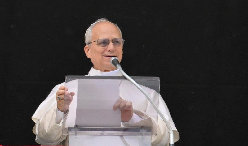 León XIV, ante una multitud en la plaza San Pedro, aseguró que la verdadera alegría se consigue sirviendo al prójimo. (Fotografía: Vatican Media)