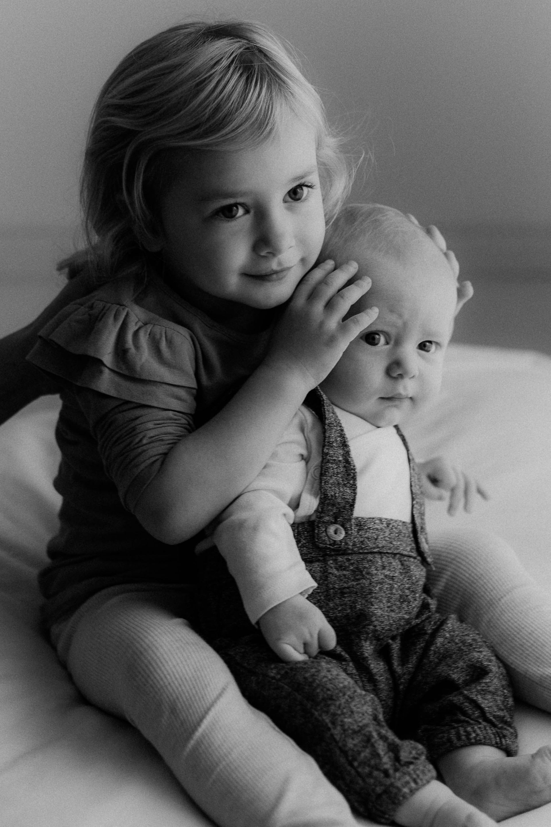 Geschwisterbilder für die Ewigkeit- Babyfotograf- Familienfotograf-Storytelling-Fotografie-Romana Jovanovic