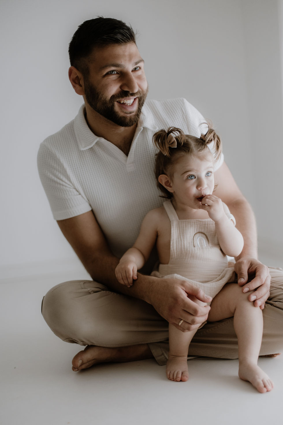 VORFREUDE BABYBAUCHBILDER IM TAGESLICHTSTUDIO LANDSHUT – Mit Geschwisterkind – ROMANA JOVANOVIC- FOTOGRAF FREISING, ERDING, MOOSBURG, DEGGENDORF, LANDAU, DINGOLFING, LANDSHUT