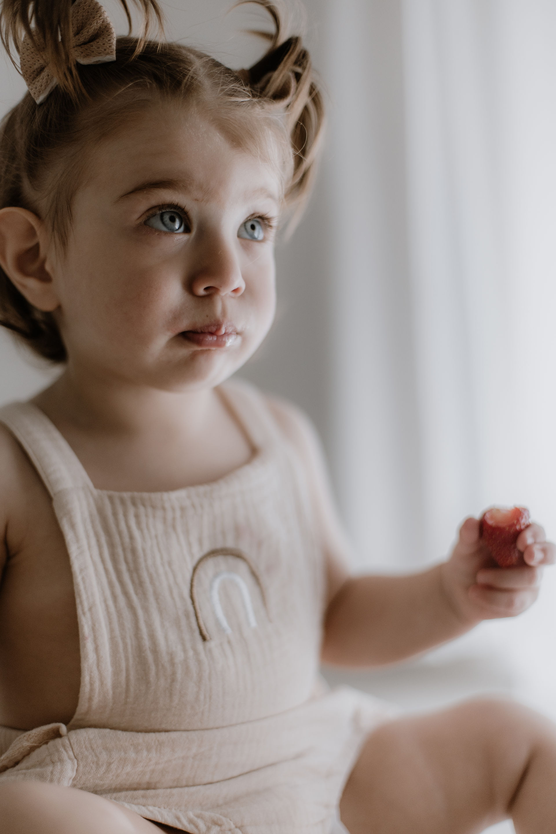 VORFREUDE BABYBAUCHBILDER IM TAGESLICHTSTUDIO LANDSHUT – Mit Geschwisterkind  – ROMANA JOVANOVIC-  FOTOGRAF FREISING, ERDING, MOOSBURG, DEGGENDORF, LANDAU, DINGOLFING, LANDSHUT