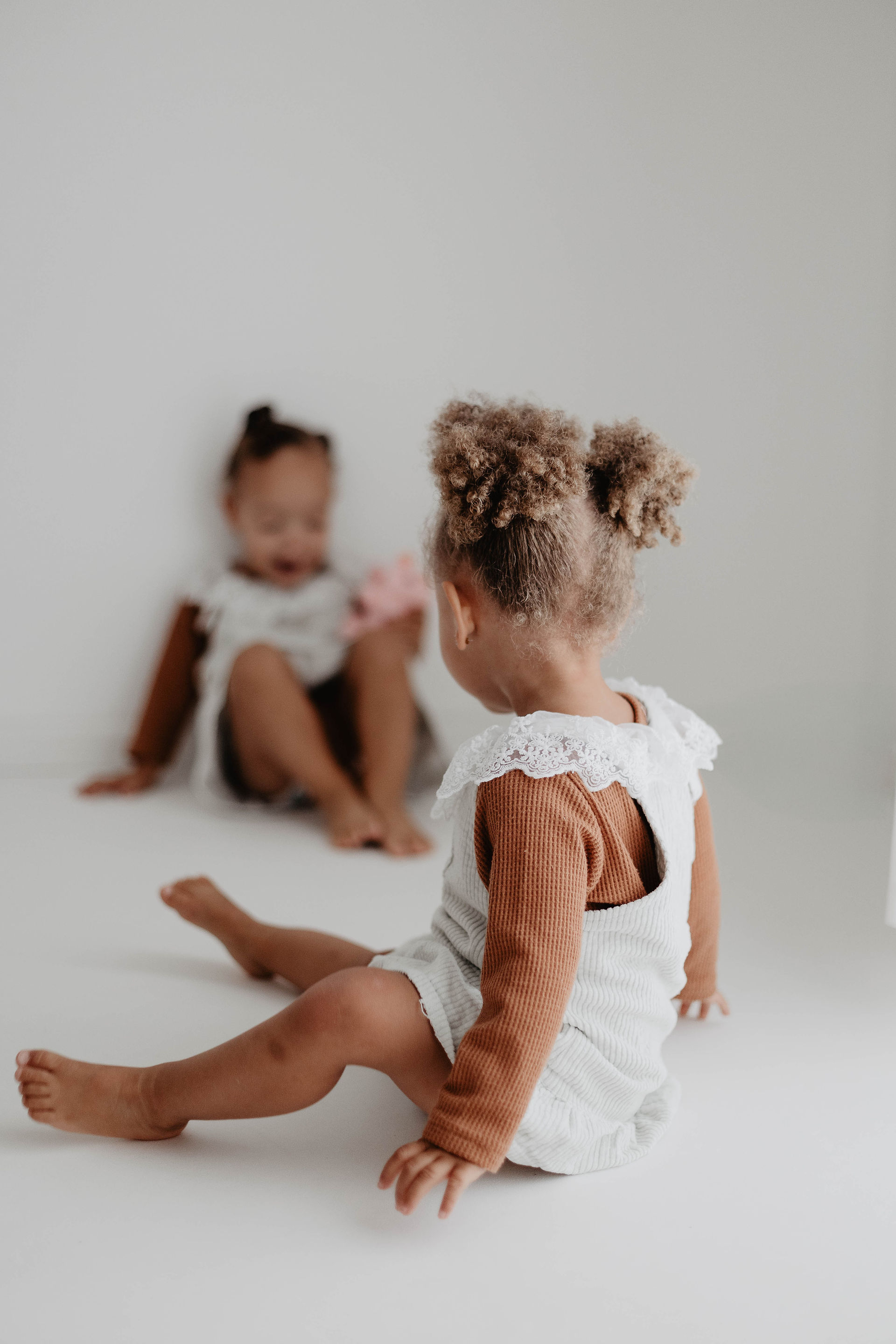 zwillinge im Fotostudio landshut-romana jovanovic-blackbaby-kinderfotograf-kinderfotoslandshut-babyfotos-zwillinge