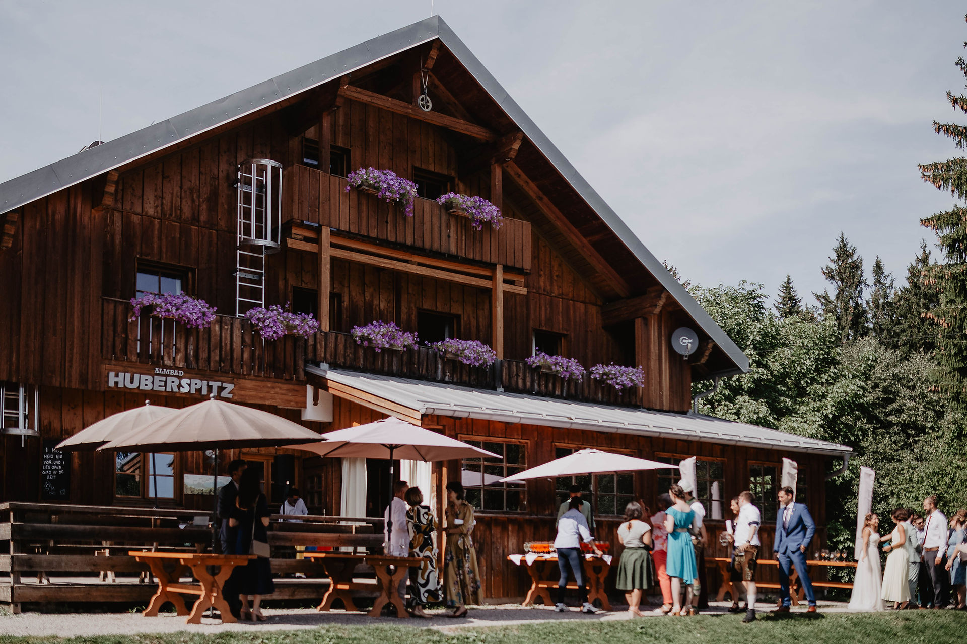 freie Trauung im Almbad Huberspitz am Schliersee Hochzeitsreportage Almhochzeit Berghochzeit Heiraten in den Bergen 
