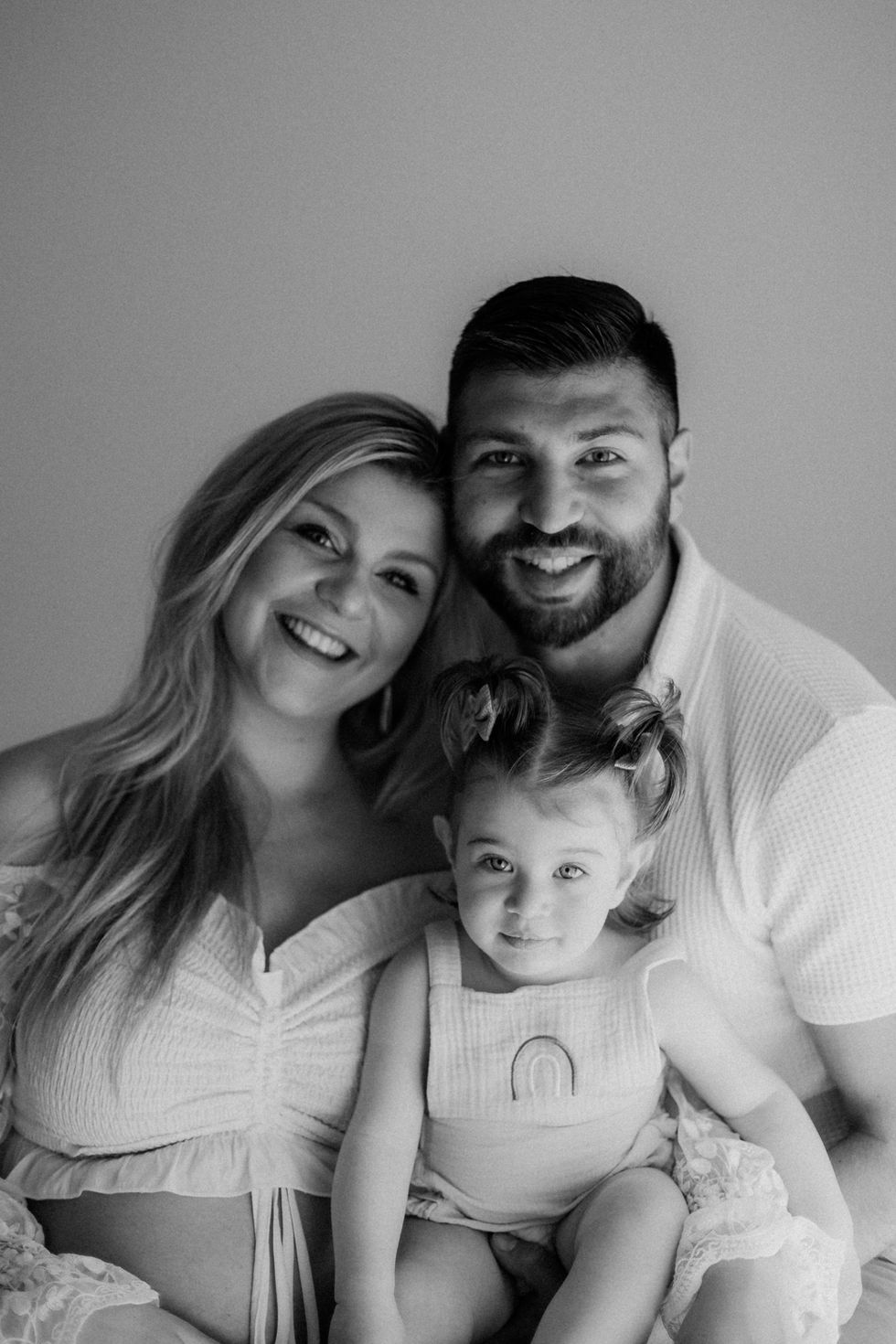 VORFREUDE BABYBAUCHBILDER IM TAGESLICHTSTUDIO LANDSHUT – Mit Geschwisterkind – ROMANA JOVANOVIC- FOTOGRAF FREISING, ERDING, MOOSBURG, DEGGENDORF, LANDAU, DINGOLFING, LANDSHUT