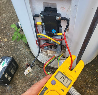 Electrician measures 7.47 amps with a clamp meter