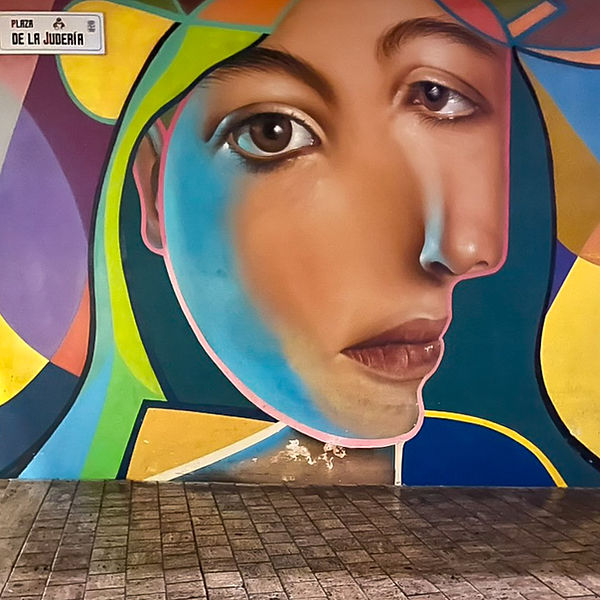Street art de Belin sur la Plaza de la Judería, devant l'entrée du restaurant La Sole del Pimpi, dans le centre historique de Málaga