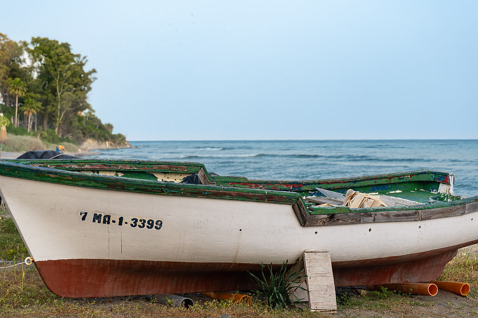 Un viejo barco en la playa de Estepona