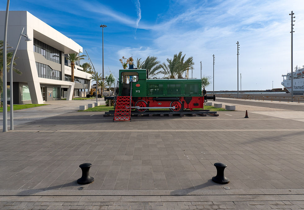 Locomotora Deutz instalada por la Autoridad Portuaria en la entrada del muelle del Puerto de Almería