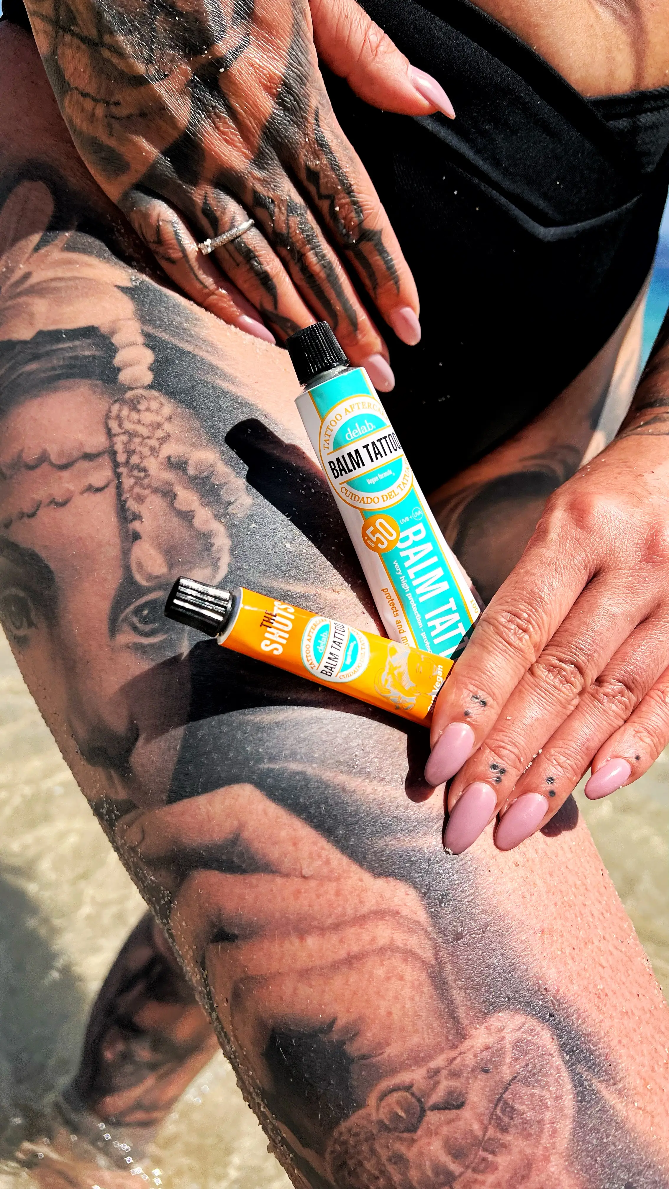 aplicacao de creme cicatrizante nos cuidados apos a tatuagem