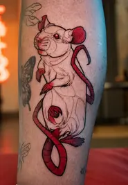 Tatuagem de rato em estilo sketch e cores vermelhas.