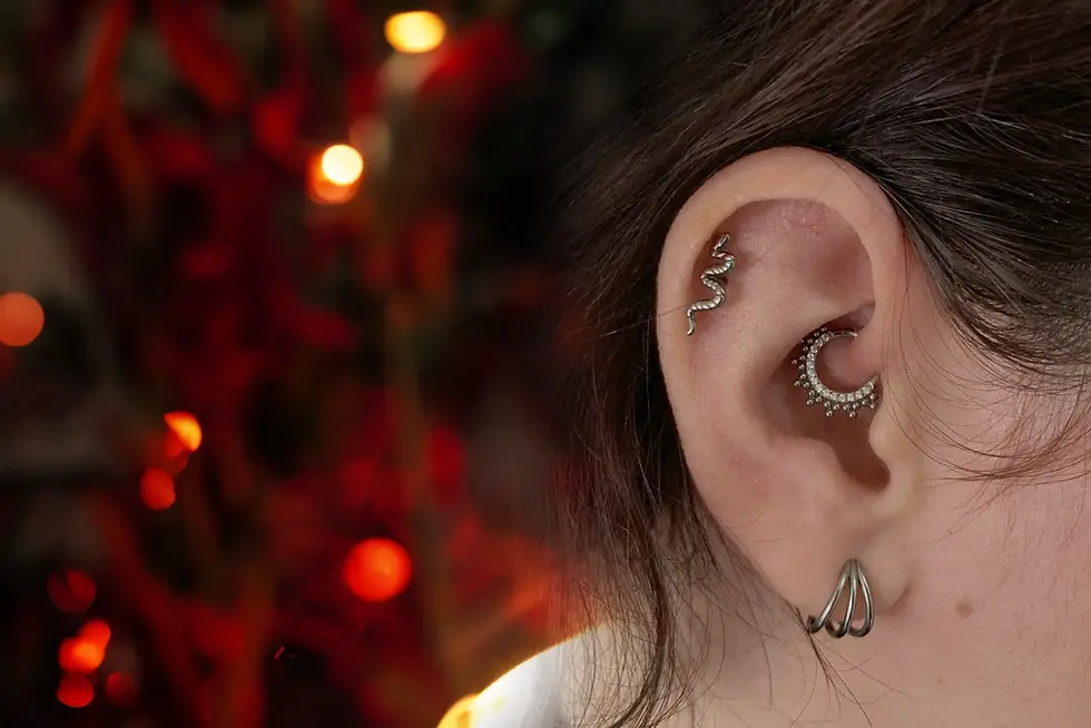 Piercing profissional na orelha em estúdio de tatuagem em Braga