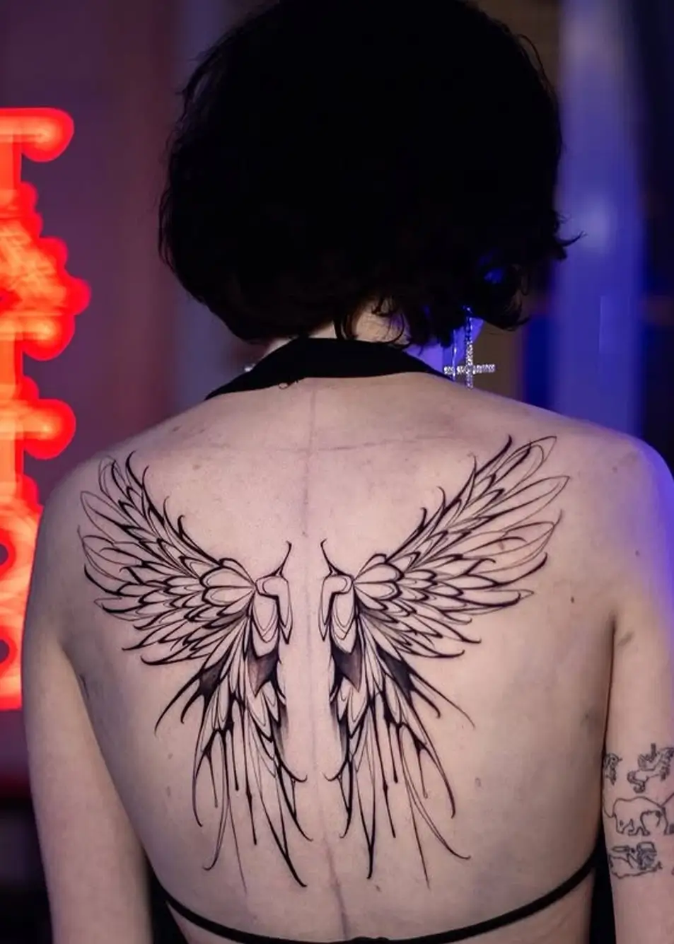 tatuagem blackwork nas costas com linhas fortes e boa leitura