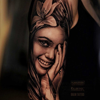 tatuagem realista feminina com grande impacto visual e contraste