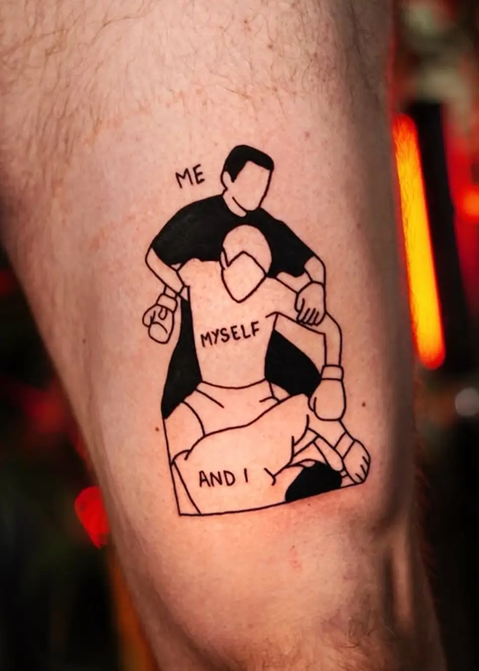 detalhe de tatuagem blackwork com traço definido e formas simples