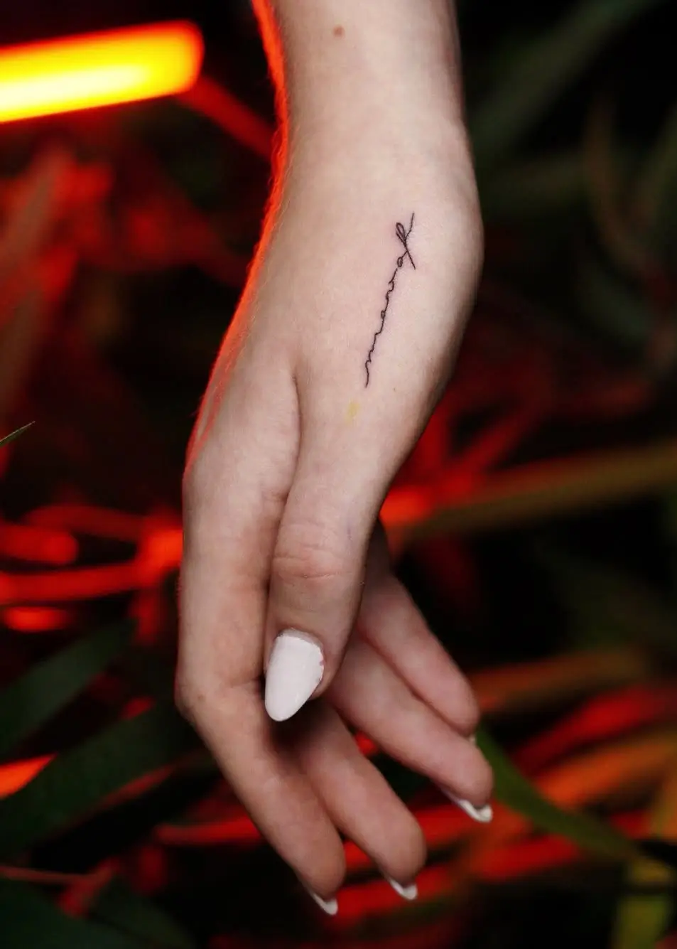 tatuagem fine line minimalista com linhas finas na mão