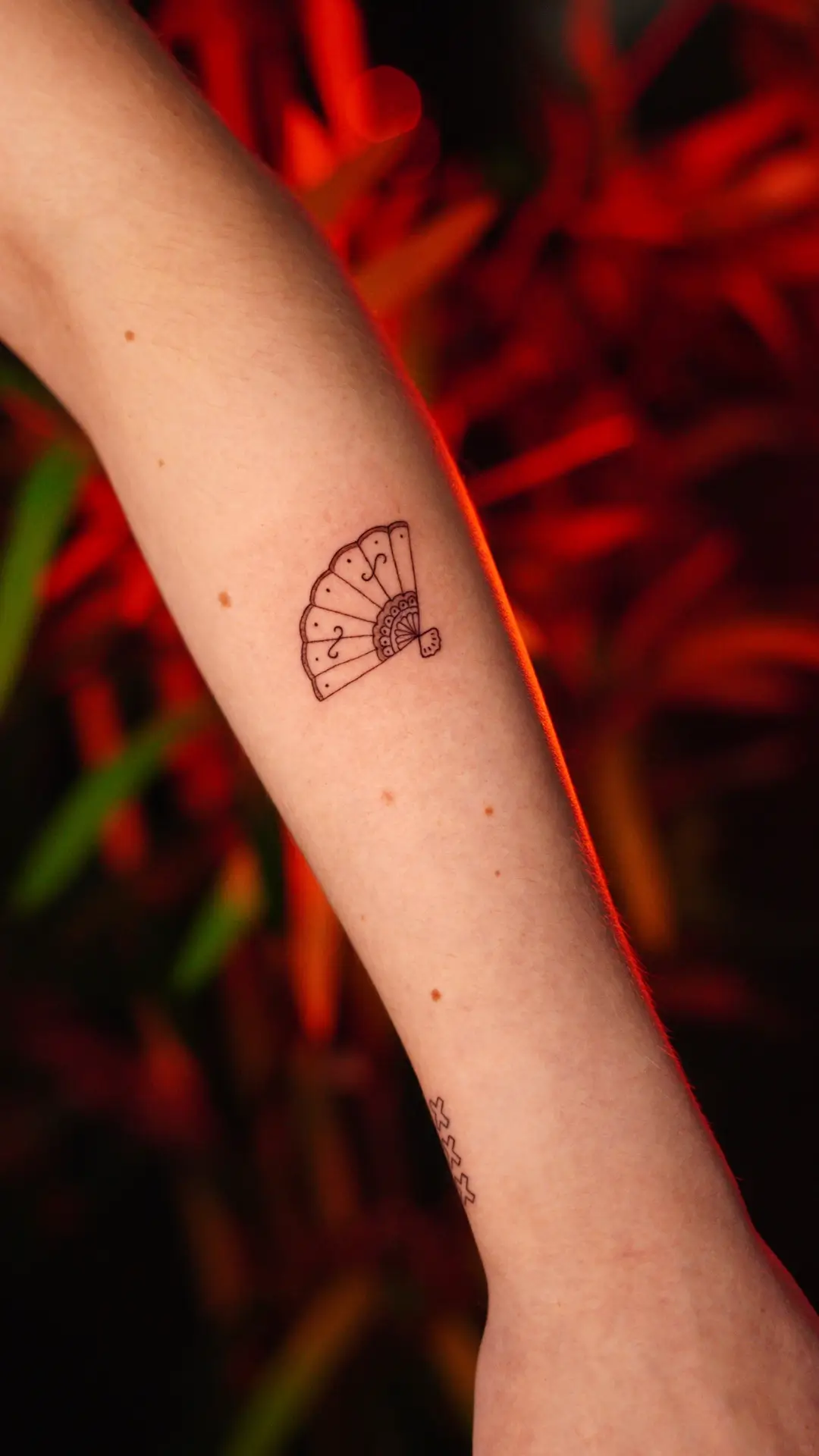 detalhe de tatuagem fine line pequena e elegante