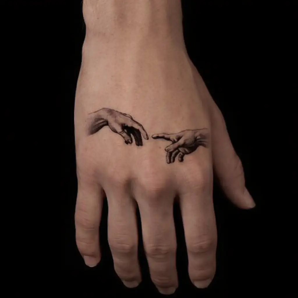 Tatuagem minimalista e realista na mão, com traço fino e detalhe subtil, realizada por tatuador profissional em Braga