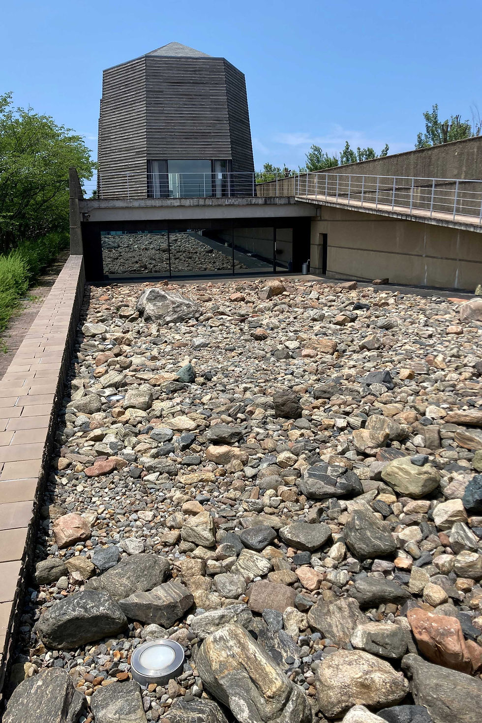 グリーンランド政府から寄贈された世界最古級の岩石が敷き詰められている