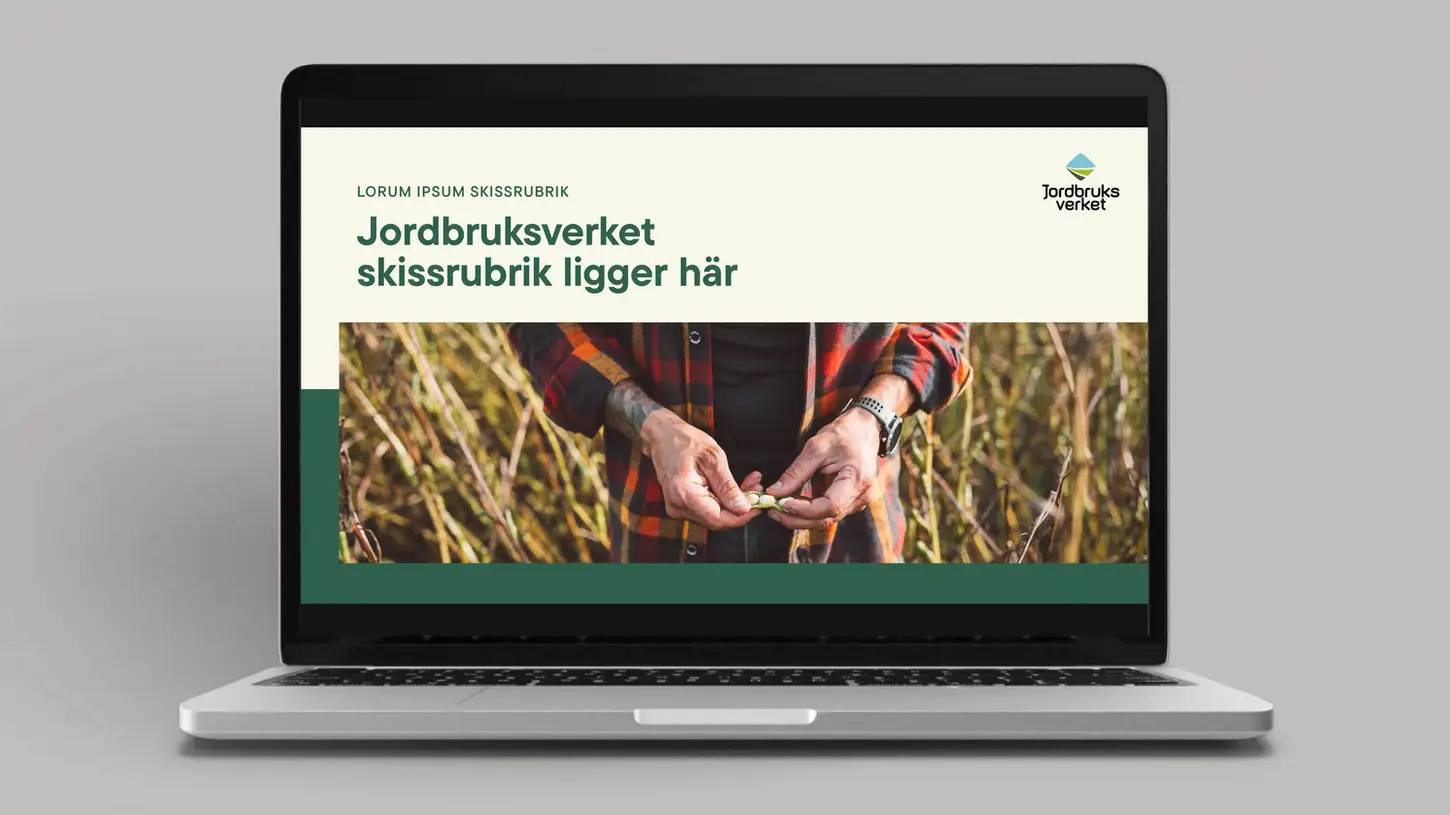 En dator med en presentation där en jordbrukare granskar fröer i sina händer. Texten "Jordbruksverket skissrubrik ligger här" syns ovanför bilden.