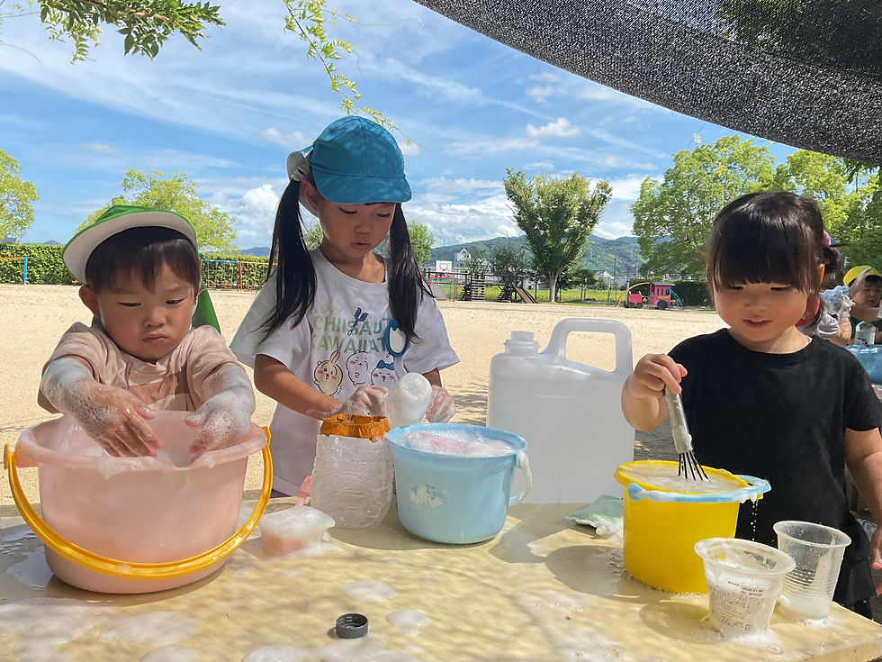 夏休み預かり保育の様子　お外で泡遊び