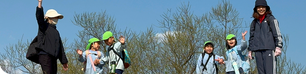 園児が遊んでいる