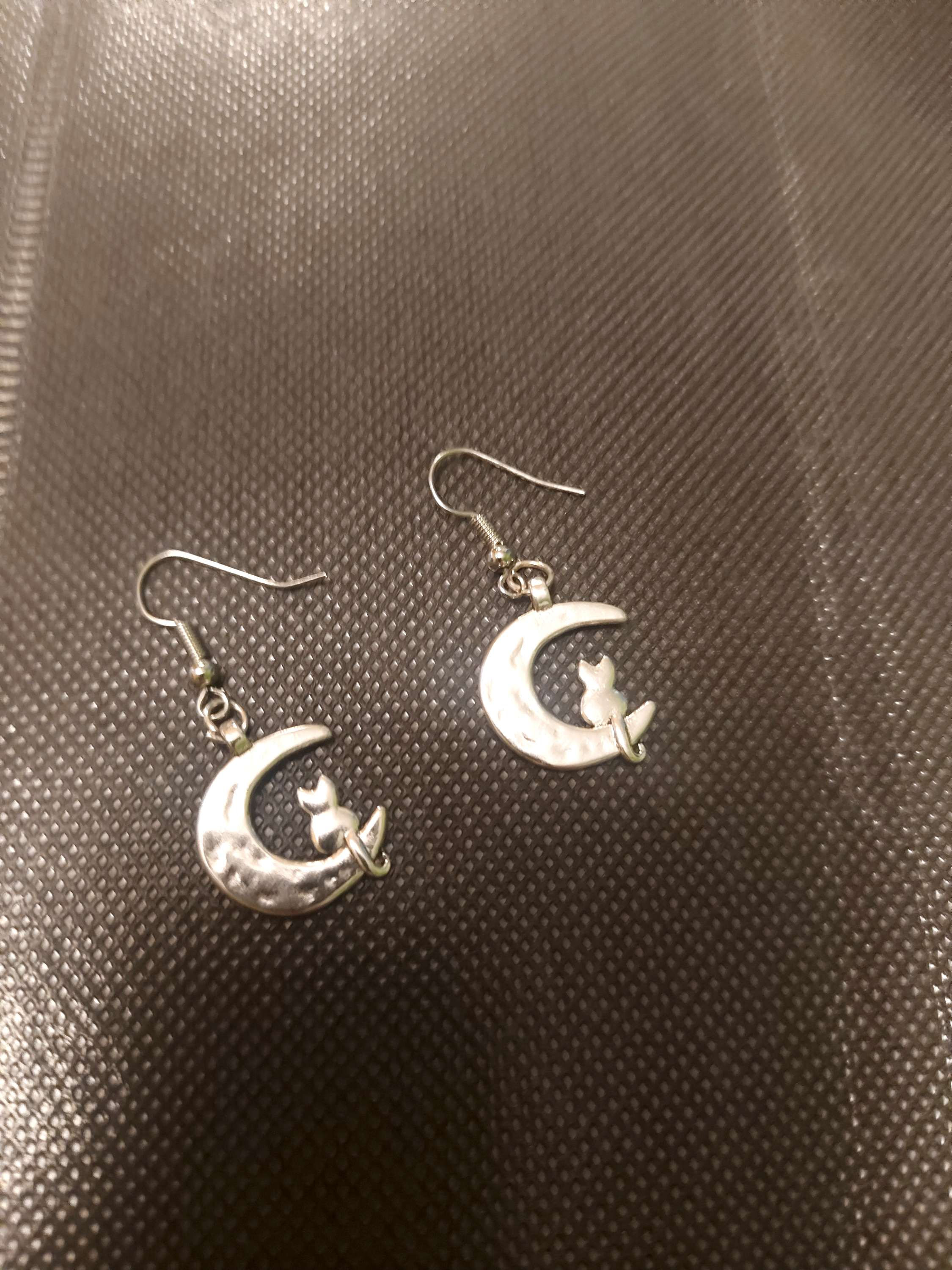 Boucle d'oreille avec l'une chat 