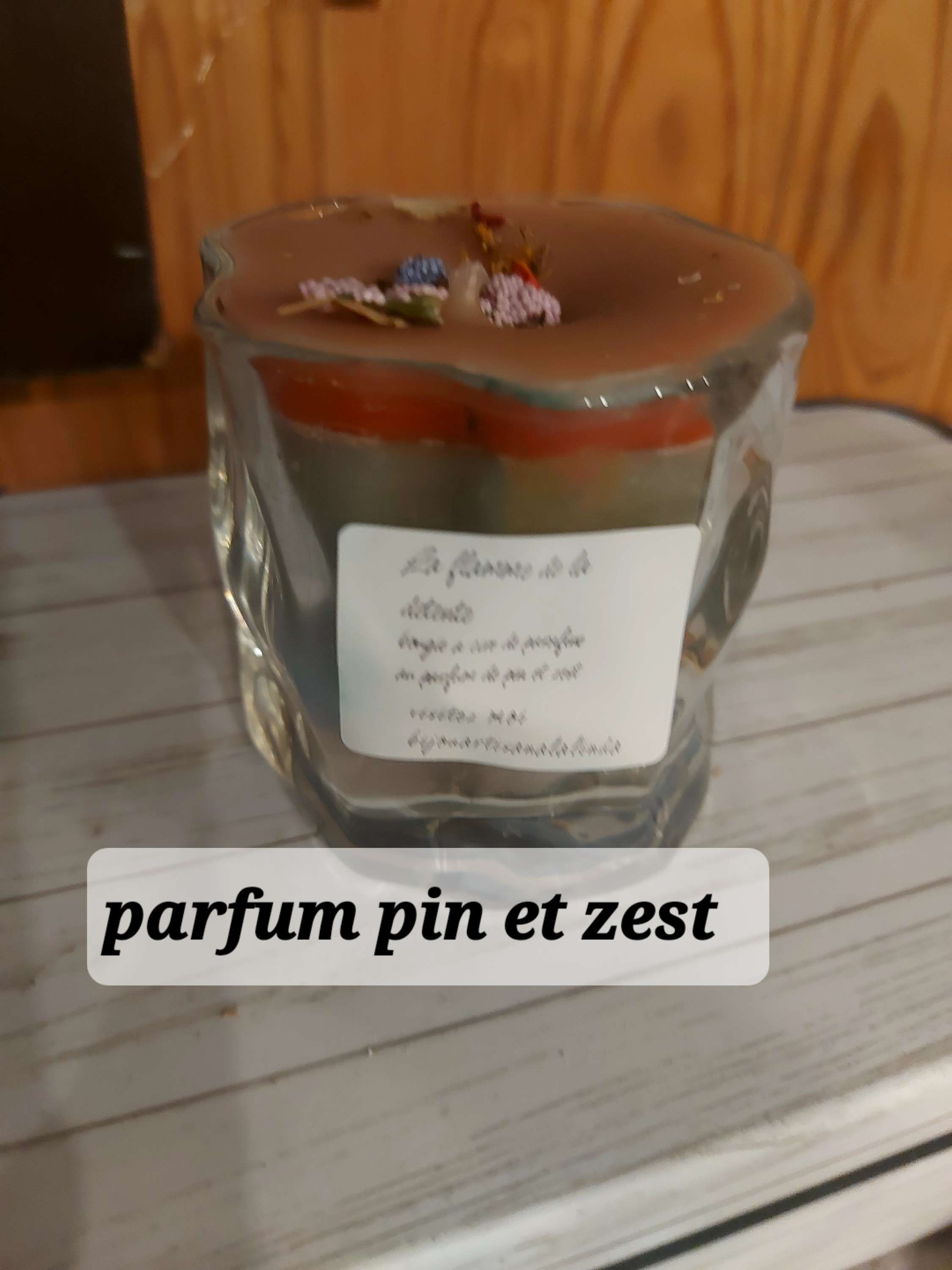 Bougie a cire de parafine  au parfum pin et zest