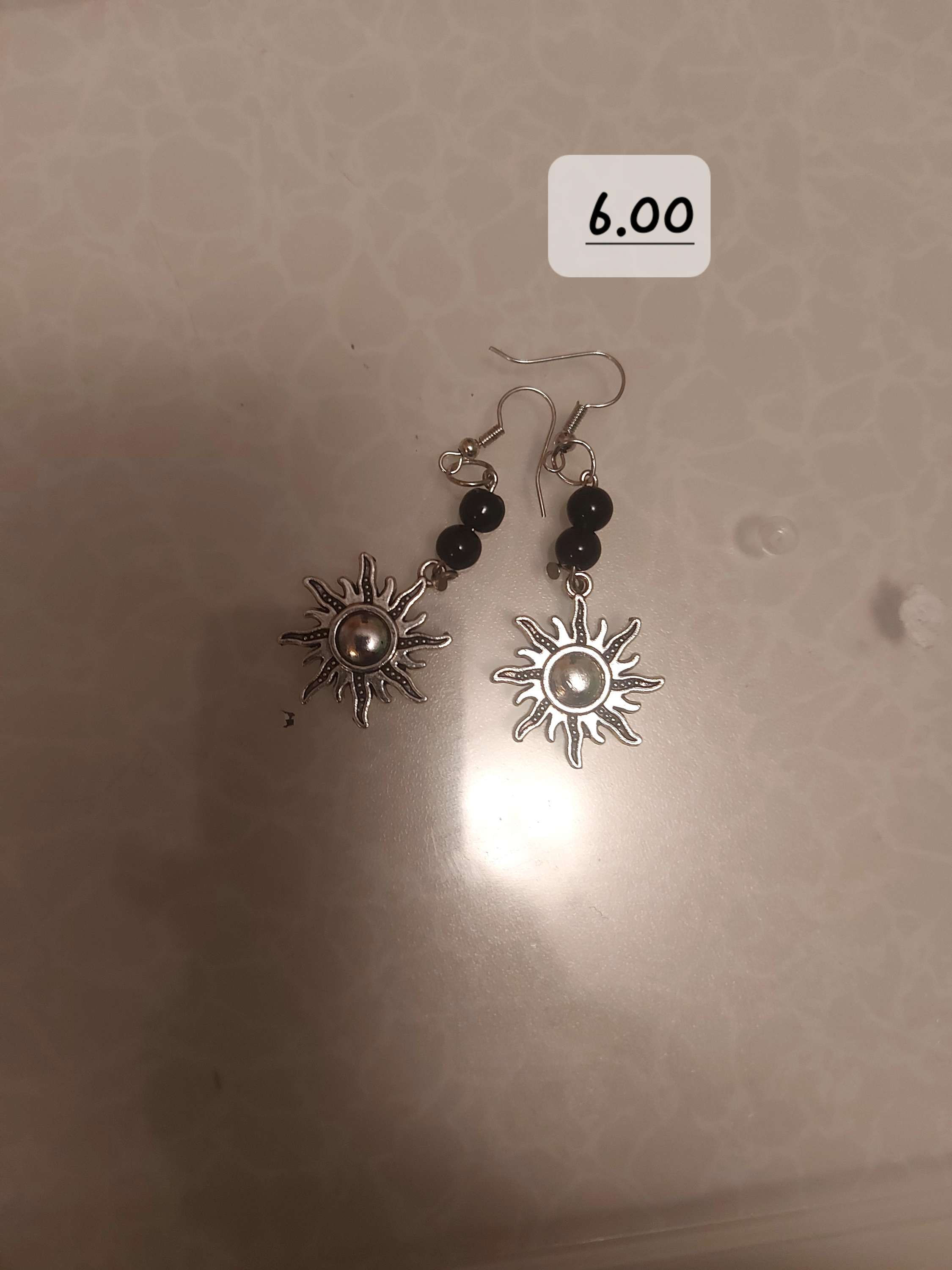 Boucle d'oreille bille noir et un soleil 