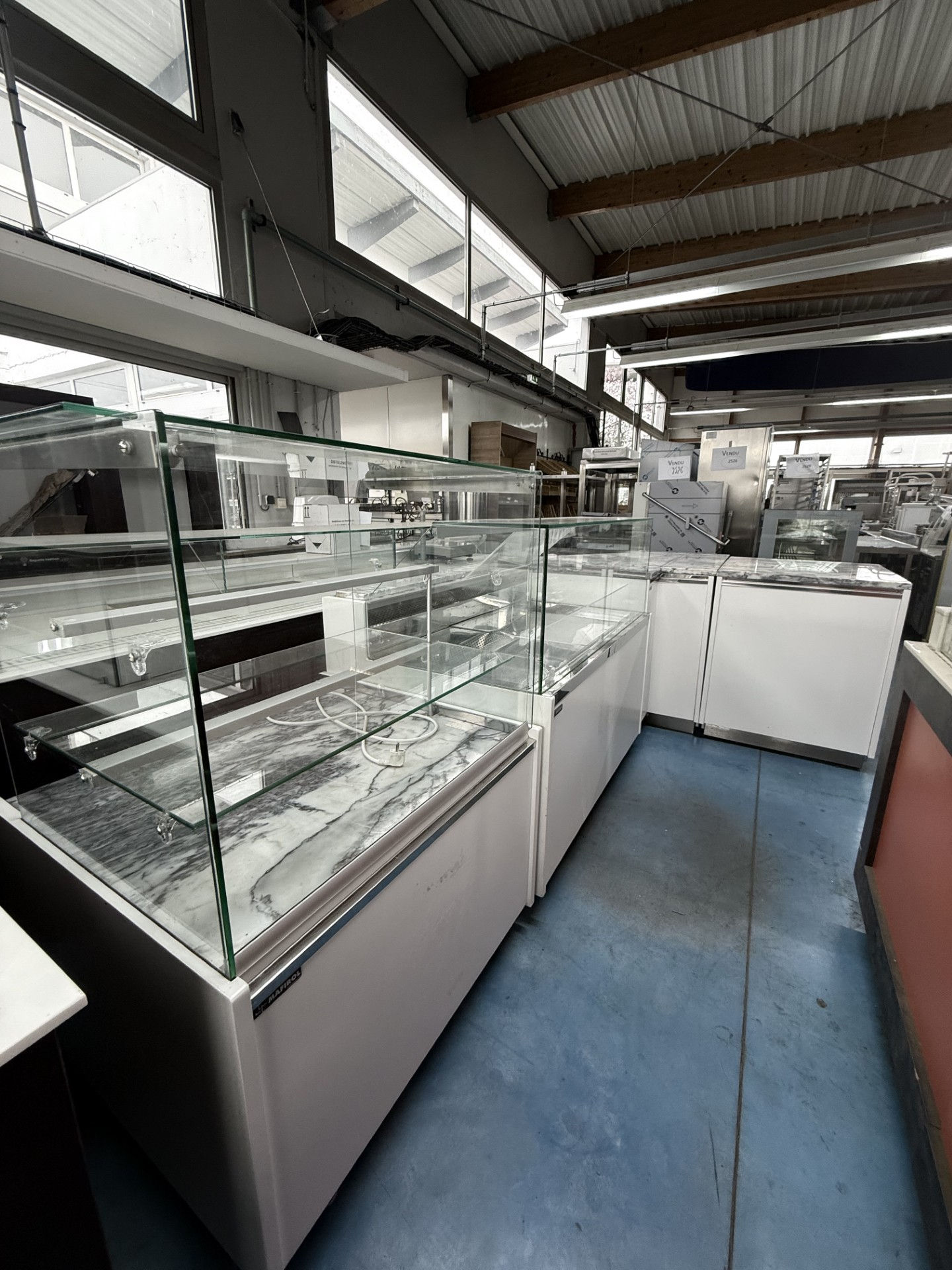 LINEAIRE DE MAGASIN BLANC ET DESSUS MARBRE