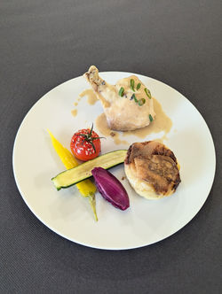 Suprême volaille sauce crémeuse légumes frais