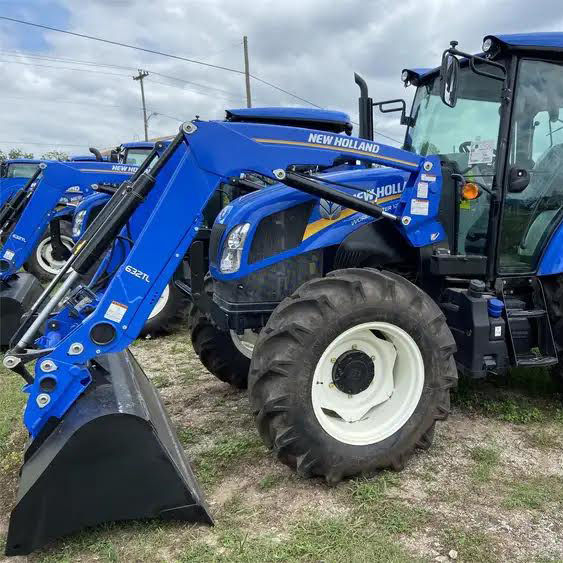 The new “sargassum harvester” tractor, a 2026 Workmaster 120 model, was to begin seaweed collection operations Thursday and will be used mainly in the Sun Bay beach area of Vieques. (allmachines.com)